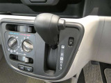 スムーズなシフトチェンジが可能なシフトレバー。