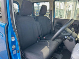 運転席まわりには十分なスペースがあり、大柄な方でもゆったり運転していただける環境です。