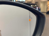 【ブラインドスポットモニター】隣車線上の側方および後方から接近する車両を検知すると、検知した側のドアミラーが点灯。その状態でウインカーを出すと、インジケーターの点滅と警報音で警告します。