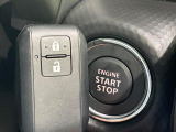 【キーレススタートシステム】カバンやポケットに入れたままでもドアの施錠・解錠が可能なスマートキーを装備。エンジンのオン・オフ時もカギを取り出す必要が無いからとっても便利です♪