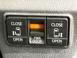 【両側パワースライドドア】スマートキーや運転席のスイッチで後席両側スライドドアの開閉が可能♪電動だから力を入れてドアを開ける必要が無く、小さなお子様でも簡単に開け閉めでき快適です♪