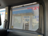 【ロールシェード】日差しや車外からの光が眩しいときにサッと引き出して使える、ロール格納タイプのサンシェードを装備。後席に乗ったお子様がウトウトしだした時など、ぜひご活用ください♪