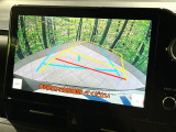 【バックカメラ】駐車時に後方がリアルタイム映像で確認できます。大型商業施設や立体駐車場での駐車時や、夜間のバック時に大活躍!運転スキルに関わらず、今や必須となった装備のひとつです!