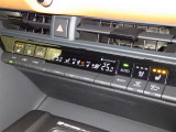 左右独立温度コントロールフルオートエアコンです。運転席、助手席それぞれで独立して温度設定ができます。冷え性の方が乗っても安心ですね♪