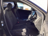 フロントは運転席と助手席が別々の広々としたセパレートシートです、運転席は、高さを調整できるハイトアジャスター付きです。