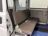 【リヤシート】折り畳み式のベンチシート。短距離移動や作業者には十分です。