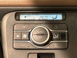 快適装備のオートエアコン♪ 温度設定をすれば、自動で車内の温度管理をしてくれる優れ物です☆彡