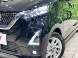 【LEDヘッドライト】悪天候や夜間走行時も良好な視界を確保し安心して運転できる高輝度LEDヘッドライトを装備!点灯速度が早く、消費電力も抑えられています。