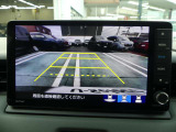 リアカメラが装備されており、後方の安全確認はもちろんのこと狭い場所での駐車や雨の日・夜間など視界の悪いコンディションでのストレスの軽減にもなります。
