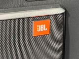 【JBLサウンドシステム】メーカーオプションの高品位サウンドシステムを搭載。専用のチューニングが施された大小様々なスピーカーから良質なサウンドが奏でられ、臨場感あふれる音響空間を演出します。