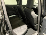【リアシート】屋根までの高さがある車のため、大人の方でも圧迫感が少なく乗車出来ます。足元は広く取られているため、ゆったりとお乗り頂けます。