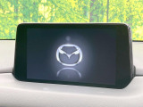 【8インチマツダコネクト】車内の雰囲気にマッチした大型のディスプレイ。スマホ接続でのナビ使用やBluetooth再生等、様々な機能が楽しめます。直感的なダイヤル操作が可能で、使い勝手も良好です。