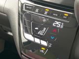 【オートエアコン】一度お好みの温度に設定すれば、車内の温度を検知し風量や温度を自動で調整。暑い&hellip;寒い&hellip;と何度もスイッチ操作をする必要はありません。快適な車内空間には必須の機能ですね♪