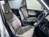 【運転席】座り心地が良いシートなので長時間の運転でも快適にお過ごしいただけます。新品のフロアマットのご注文も可能です。掲載箇所以外にご希望の写真がございましたらお気軽にお問い合わせ下さい。