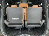 サードシート跳ね上げ式で折りたたみ可能です。キャンプ用品など大きな荷物もばっちり収納可能です!