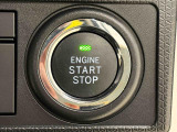 エンジン始動はプッシュスタートで楽々♪電子カードキーを携帯していれば、ブレーキを踏みながらボタンを押すだけで、エンジンの始動がスマートに行えます♪