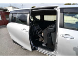 私たちは福祉車両の専門家です。数多くの実績から様々なアドバイスが得意です。詳しくは当社ホームページにて。「坂出自動車」で検索して下さい。※車いすは見本です。