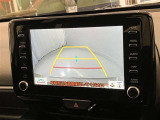 車庫入れなど後進運転時に死角をモニターで確認ができて安全です♪ ステアリング操作の参考になるガイド線も表示しますので車庫入れがニガテな方も安心ですネ!