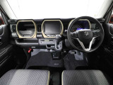 しっかりまとまった感のあるインパネ。各操作スイッチなども使いやすい位置に配置されていますよ。