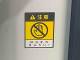 見た目が大事!な外装はぴかっとキレイに磨いており、経年のくすみもよみがえっております。ヘッドライトやドア周辺を磨く際にはマスキングテープを使用して保護しながら丁寧に作業をしております。
