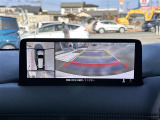 【360&deg;ビュー・モニター】まるでクルマを真上から見下ろしたかのような視点で駐車をサポートします!クルマの斜め後ろや真横など、前後左右の4つのカメラの映像が合成されて、モニターに映し出されます。
