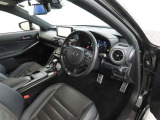 高級感のある美しいインテリアデザインの運転席です。