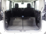 後席を左右とも倒した状態です。実用的な広さの荷室になります。