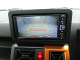 後退時に車両の後ろ側をモニター画面に表示します。車庫入れなどでバックする際に後方確認ができて便利です。車庫入れが苦手な人もこれで安心。