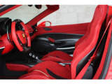 ■カーボンファイバーセンターコンソール■パーソナリゼーションパック■スタンダードスポーツシート■カラードシートベルト/Rosso ■シートストライプトリコロール