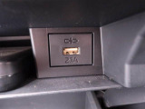 スマートフォンの充電等に使える電気製品の電源が車内でとれるアクセサリーソケット)を装備しています