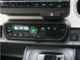 フルオートエアコン搭載。好みの温度に設定するだけで、風向や風量を自動でコントロール!いつでも快適な車内環境に。