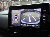 アラウンドビューモニター付き。空から見下ろしているかのようにクルマの周りの安全をディスプレイに映し出してくれます。周囲の状況がひと目で把できるため見通しの悪い場所での駐車もスムーズですよ。