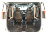3列目シートは跳ね上げ式で折りたたみ可能です。キャンプ用品など大きな荷物もばっちり収納可能です!