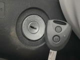 【キーレス】少し離れた場所からでもボタン一つでドアの開錠・施錠ができるのでとっても便利!ドアの鍵穴周りに傷をつけることもありません♪