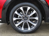 純正アルミホイールが、足元から洗練された印象を与えます。Genuine alloy wheels give a sophisticated look.