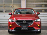 凛とした表情のフロントマスクが、自信に満ちた走りを感じさせます。The dignified front face inspires confident driving.