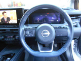 ステアリングハンドルです。オーディオコントロールスイッチが付いて運転中でも手元でオーディオの操作が出来て便利ですよ。