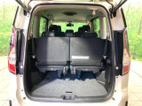 普段のお買い物や通勤、送迎等に十分な荷室スペースを確保しております。セカンドシートを倒すと、大きな荷物の積載も可能です♪