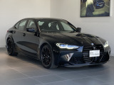 ブラックサファイアの深い輝きをまとったBMW M3コンペティション。低く構えたスタンスと大胆なキドニーグリルが、Mモデルならではのスポーツセダンの存在感を際立たせます。