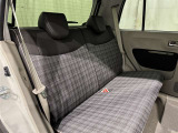 足元広々の座り心地良好、後席ですよ。 ドライビング中、長い間同じ体勢で居るのって大変ですよね。 長く座っているものだから、リラックスできるシートがいいですよね。