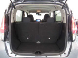 後部座席に座れる状態でも荷室はこれだけ広さがあります!お出かけやお買い物にも重宝します。ついつい買い物しすぎても安心ですね♪