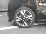 アルミホイールが付いています。お洒落は足元からですね。