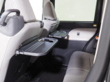 後席には折り畳み式のテーブルがあります。車内での軽食のときに便利ですね。