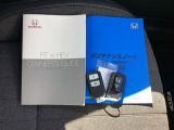 メンテナンスノート【整備記録簿】、取説も揃ってます。スマートキーはバッグなどにしまったままボタン操作でエンジンの始動・停止ができて大変便利です。