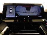 パノラミックビューモニターシステムが付いているので車の上から見た映像が確認できますよ。 一目で車両周辺の情報を確認できますが、直接安全をご確認下さい。
