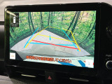 【バックカメラ】駐車時に後方がリアルタイム映像で確認できます。大型商業施設や立体駐車場での駐車時や、夜間のバック時に大活躍!運転スキルに関わらず、今や必須となった装備のひとつです!