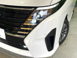 【LEDヘッドライト】悪天候や夜間走行時も良好な視界を確保し安心して運転できる高輝度LEDヘッドライトを装備!点灯速度が早く、消費電力も抑えられています。