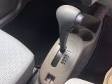 シンプルでとても使いやすいフロアシフトに、パーキングブレーキはハンドタイプのサイドブレーキです。