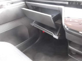 グローブボックスの写真になります。上にも収納スペースあります。