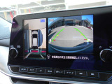 アラウンドビューモニター付き。空から見下ろしているかのようにクルマの周りの安全をディスプレイに映し出してくれます。周囲の状況がひと目で把できるため見通しの悪い場所での駐車もスムーズですよ。
